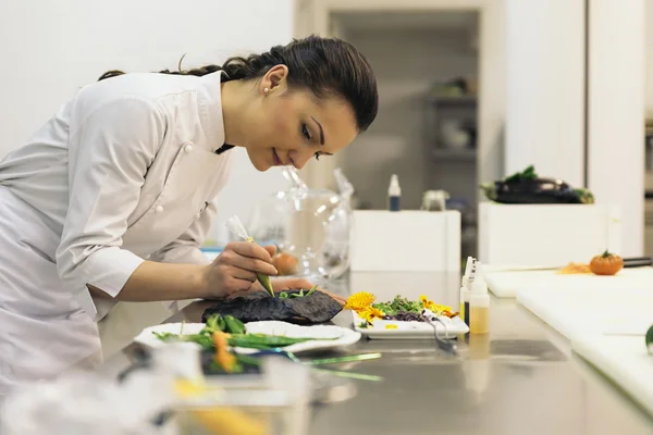 Vrij professionele chef-kok koken. — Stockfoto