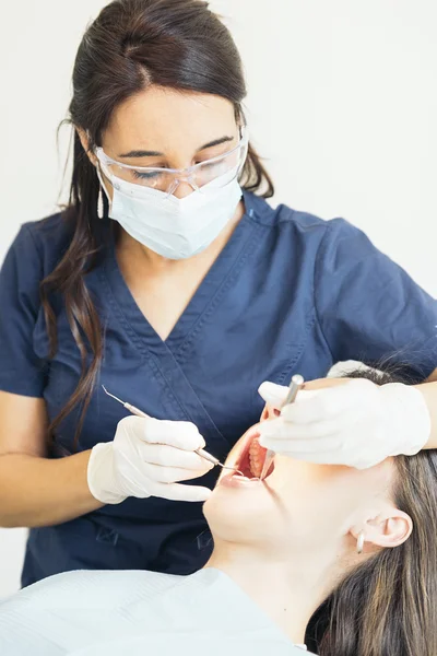 Dentists with a patient during a dental intervention. — Stock Photo, Image