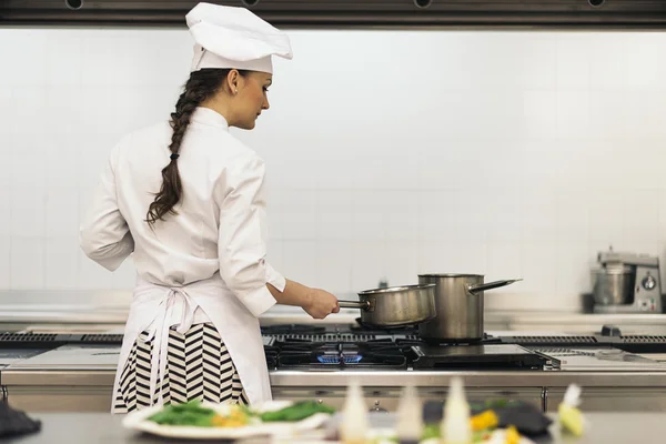 Vrij professionele chef-kok koken. — Stockfoto