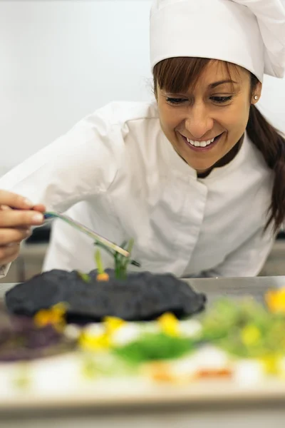 Ganska professionell kock Matlagning. — Stockfoto