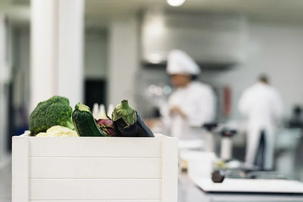 Professionella kockar matlagning tillsammans. — Stockfoto