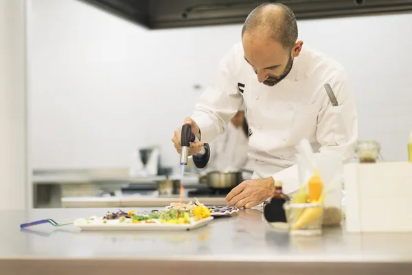 Mannelijke professionele chef-kok koken. — Stockfoto