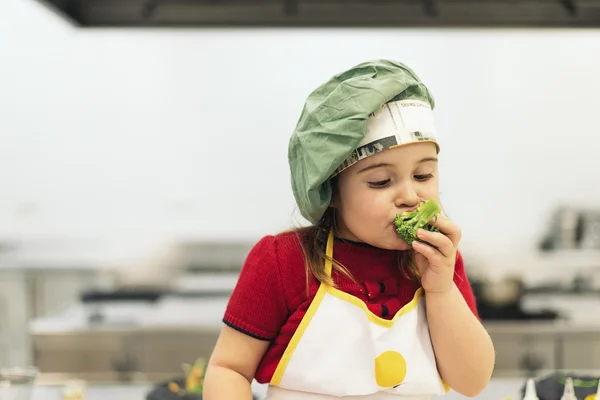 Šťastná dívka jíst brokolici. — Stock fotografie