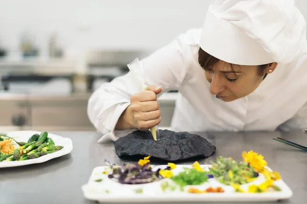 Vrij professionele chef-kok koken. — Stockfoto