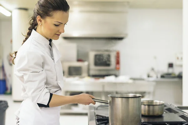 Vrij professionele chef-kok koken. — Stockfoto