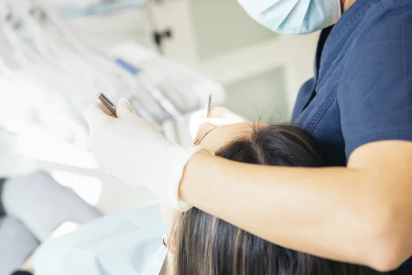 Tandläkare med en patient under en dental intervention. — Stockfoto