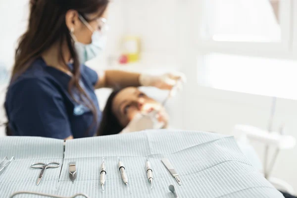 Dentistas con un paciente durante una intervención dental . —  Fotos de Stock