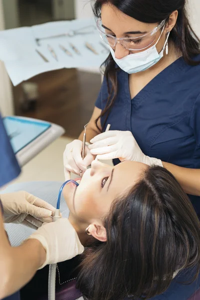 Стоматологи с пациентом во время стоматологического вмешательства . — стоковое фото