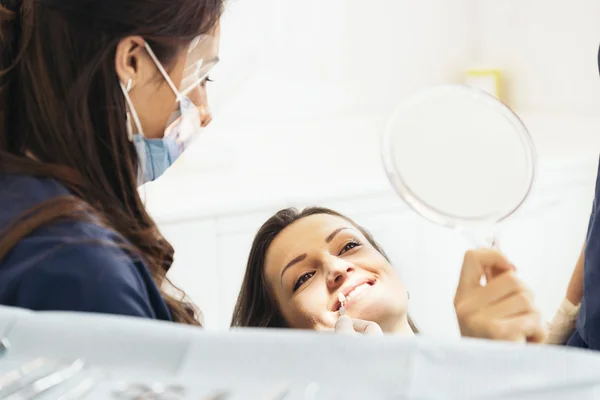 Tandläkare med en patient under en dental intervention. — Stockfoto