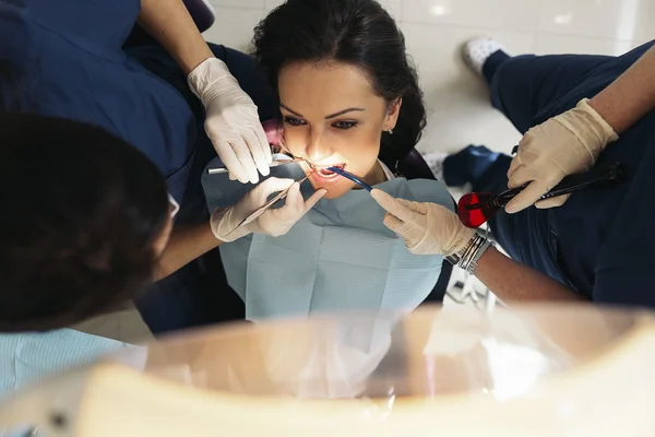 Diş hekimleri diş bir müdahale sırasında bir hastayla. — Stok fotoğraf