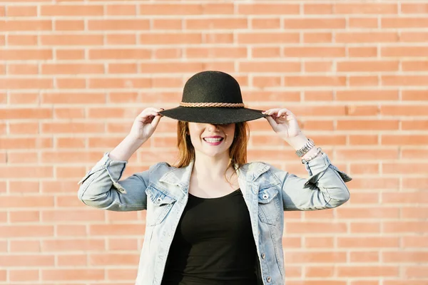 Femme posant avec chapeau de paille — Photo