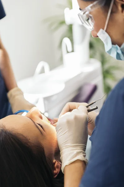 Dentists with a patient during a dental intervention. — Stock Photo, Image