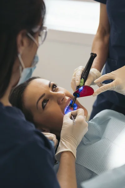Diş hekimleri diş bir müdahale sırasında bir hastayla. — Stok fotoğraf