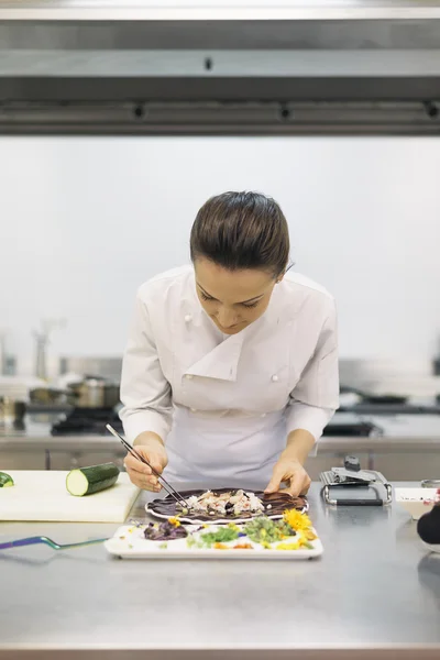 Jolie cuisinière professionnelle cuisinière dans une cuisine . — Photo