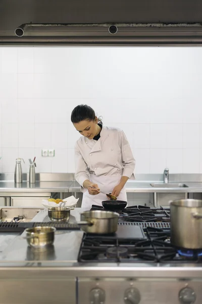 Chef bastante profesional cocinando en una cocina . —  Fotos de Stock