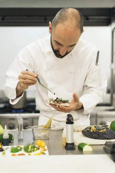 Mannelijke professionele chef-kok koken in een keuken. — Stockfoto