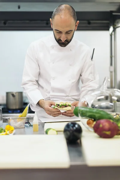 Chef profesional masculino cocinando en una cocina . —  Fotos de Stock