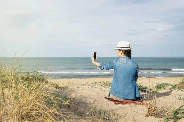 Kobieta się obraz na plaży. — Zdjęcie stockowe