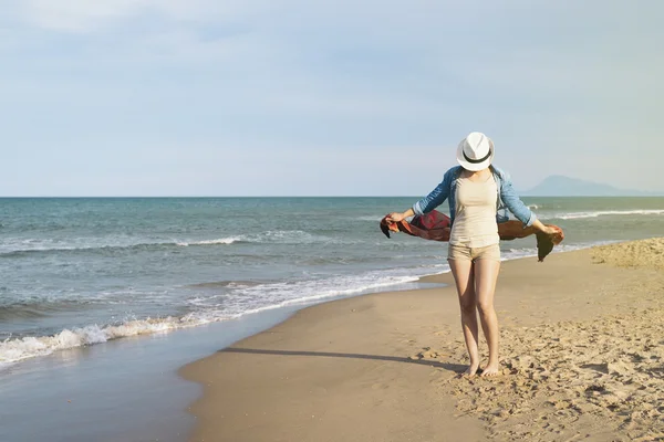 恬静的海滩上散步，走了的女人. — 图库照片