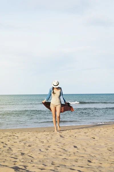 Uzak idylic sahilde yürüyen kadın. — Stok fotoğraf