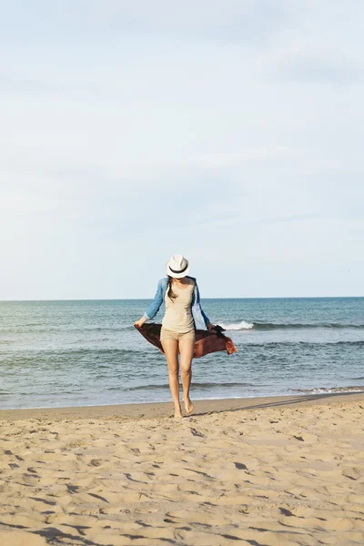 Donna che se ne va sulla spiaggia idilliaca . — Foto Stock