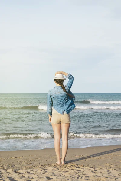 Frau läuft am idyllischen Strand davon. — Stockfoto