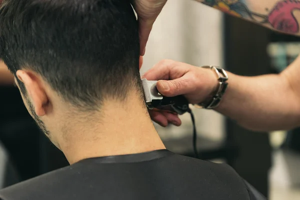 Cabeleireiro fazendo corte de cabelo dos homens para um homem atraente . — Fotografia de Stock