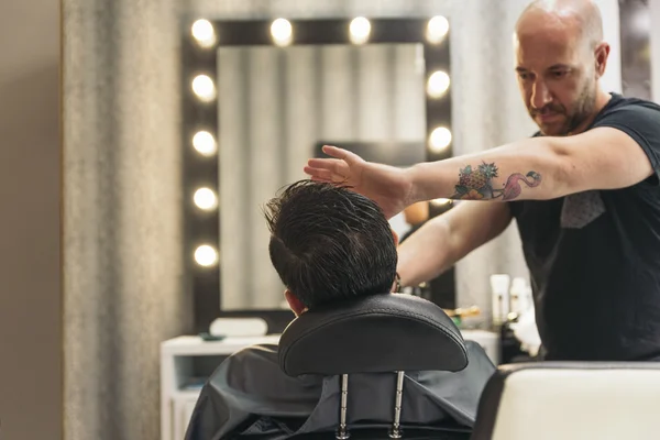 Bebaarde Man krijgen baard kapsel met een scheermes van Barber — Stockfoto