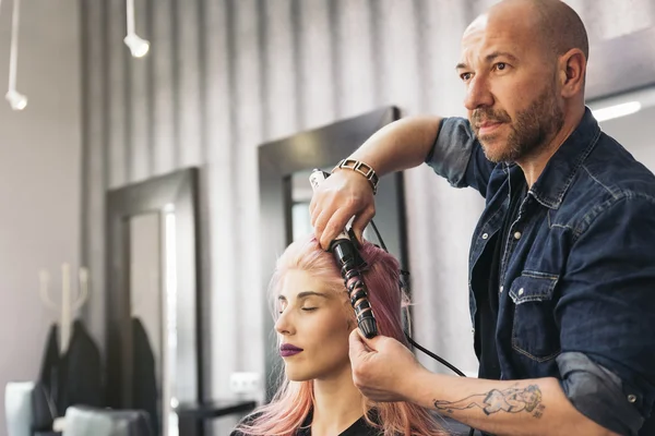 Hübsch frau bekommen haarschnitt von friseur. — Stockfoto