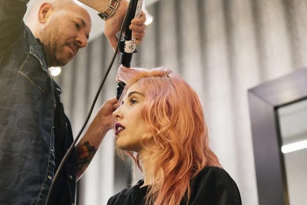 Hermosa mujer consiguiendo corte de pelo por peluquería. — Foto de Stock