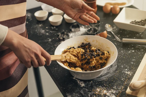 Krásná žena připravuje Cookies a vdolky. — Stock fotografie