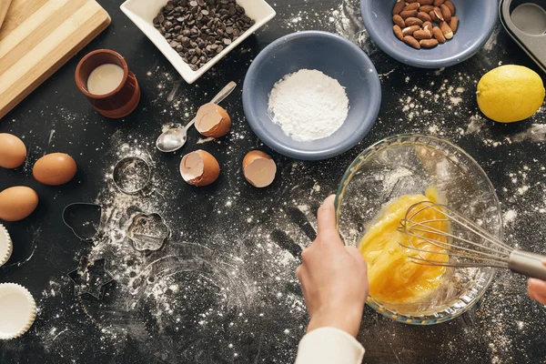 Mulher bonita preparando biscoitos e muffins . — Fotografia de Stock