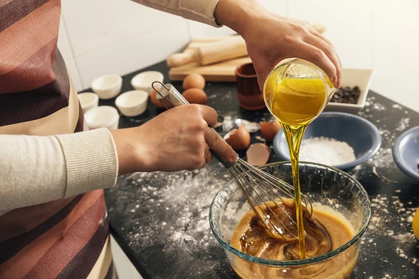 Schöne Frau bereitet Plätzchen und Muffins zu. — Stockfoto