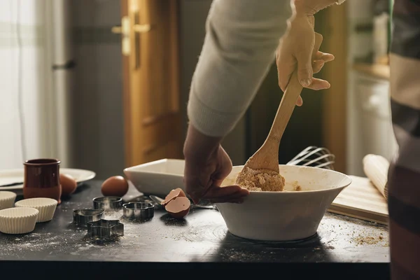 Schöne Frau bereitet Plätzchen und Muffins zu. — Stockfoto