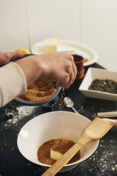 Schöne Frau bereitet Plätzchen und Muffins zu. — Stockfoto