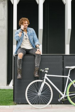 adam cep telefonu ve sabit Bisiklet.