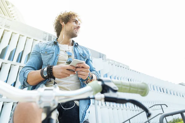 Mann mit Handy und festem Fahrrad. — Stockfoto