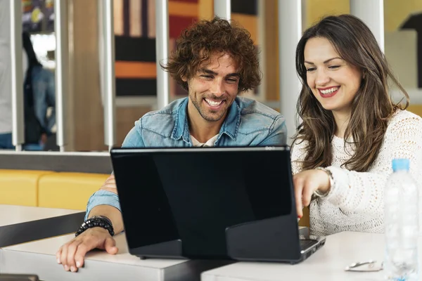 Pareja usando el portátil — Foto de Stock