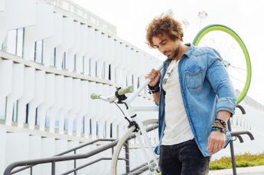   sabit vites bisiklet adamla.