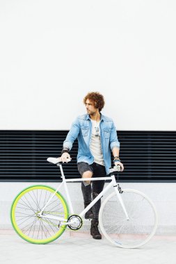 Yakışıklı genç adam.  