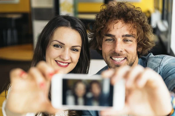 Para kochamy biorąc selfie z telefonów komórkowych. — Zdjęcie stockowe