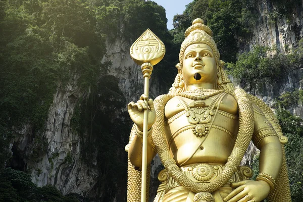 Posąg hinduskiego Boga Muragan w Batu caves. — Zdjęcie stockowe