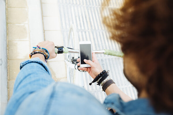  Человек с мобильным телефоном 