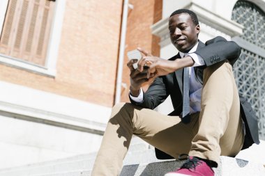 Afrika yakışıklı cep telefonunu kullanma.