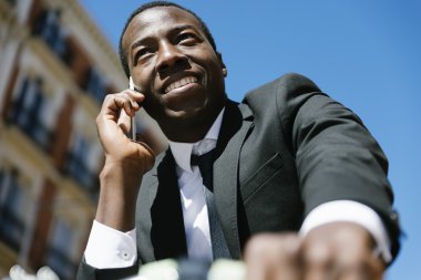 Afrika adam cep telefonu ve Bisiklet.