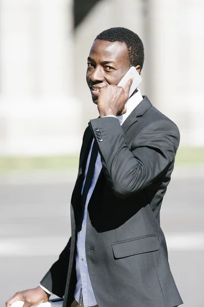 Csinos afrikai ember használ a mobil. — Stock Fotó