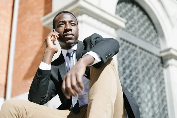 Hombre africano guapo usando su móvil . — Foto de Stock