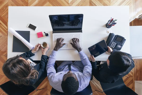 Jóvenes emprendedores trabajando . —  Fotos de Stock