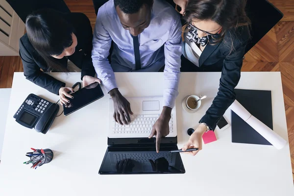 Jóvenes emprendedores trabajando . — Foto de Stock