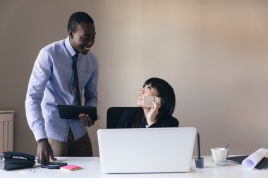 Genç çok etnik gruptan oluşan çift çalışma.